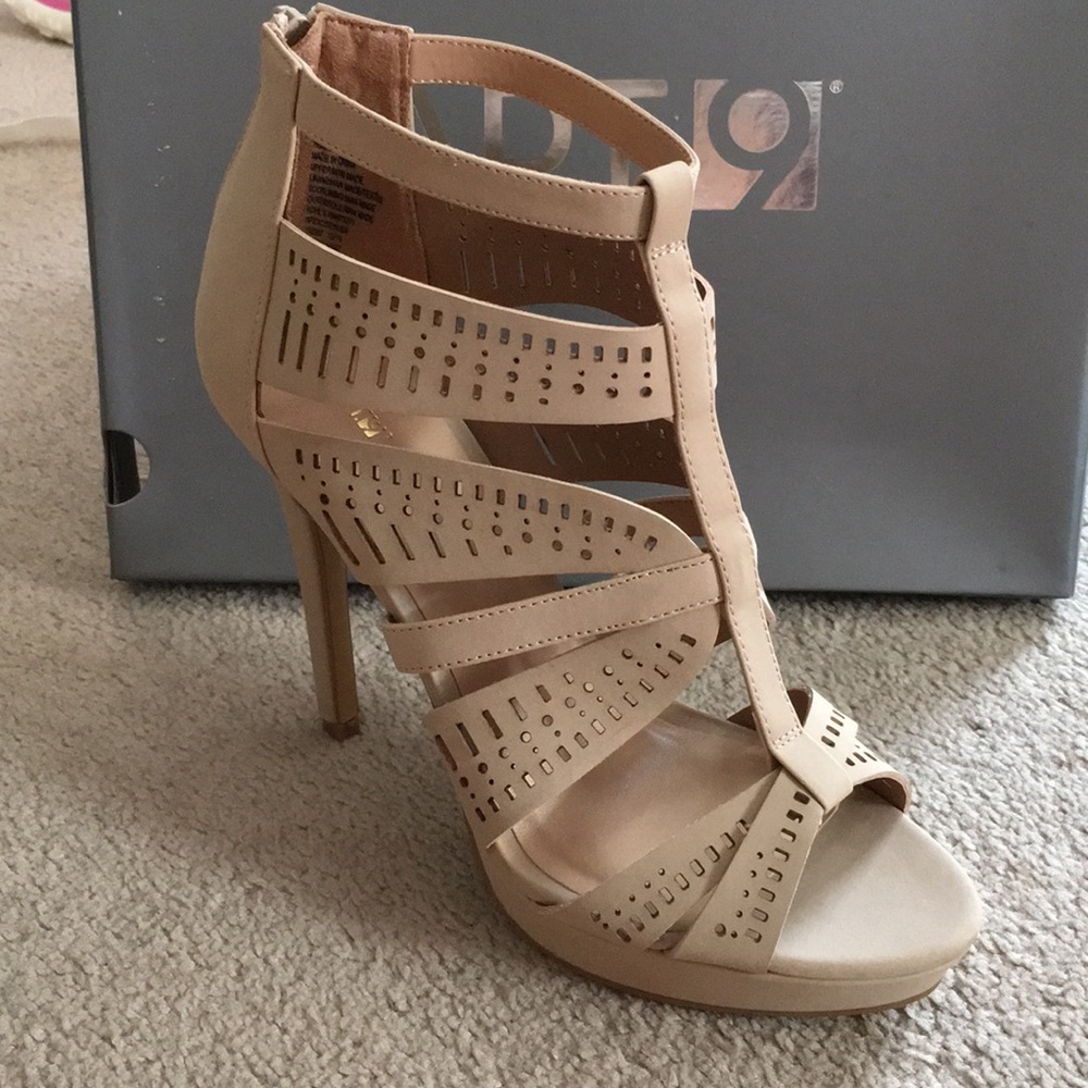 NWT Cute Nude Heels